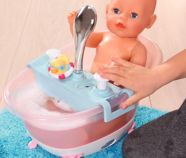 BABY born is gek op douchen